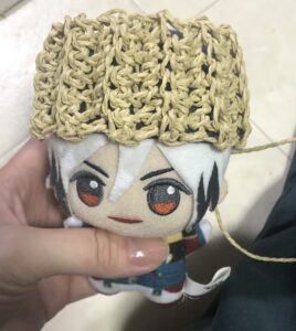 長方形の端と端をつなげたものをぬいぐるみにかぶせた写真