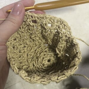 ツバを編んでいる写真