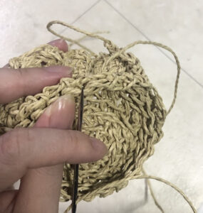 トップとサイドを閉じ針で縫い合わせている写真